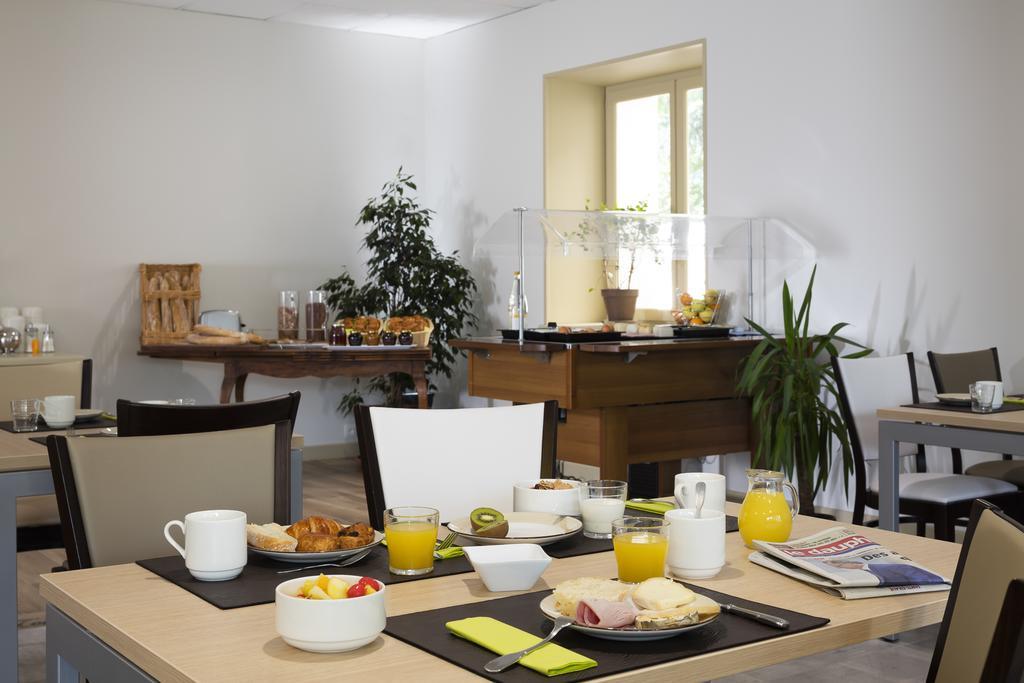 Logis Hotel Restaurant Les Cedres ジョワイユーズ エクステリア 写真