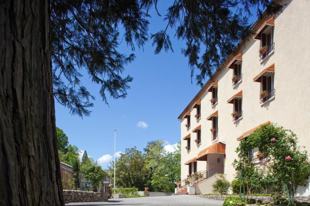 Logis Hotel Restaurant Les Cedres ジョワイユーズ エクステリア 写真