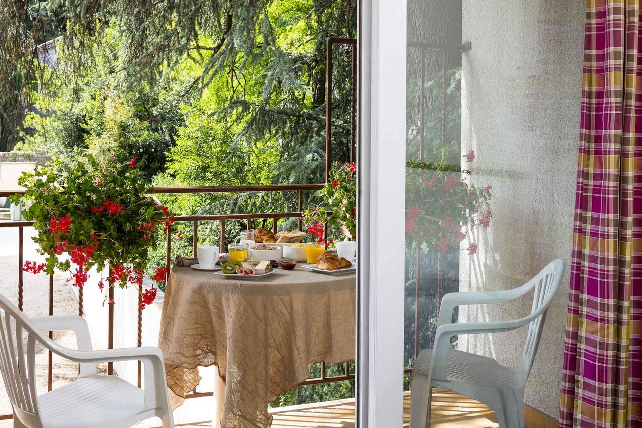 Logis Hotel Restaurant Les Cedres ジョワイユーズ エクステリア 写真