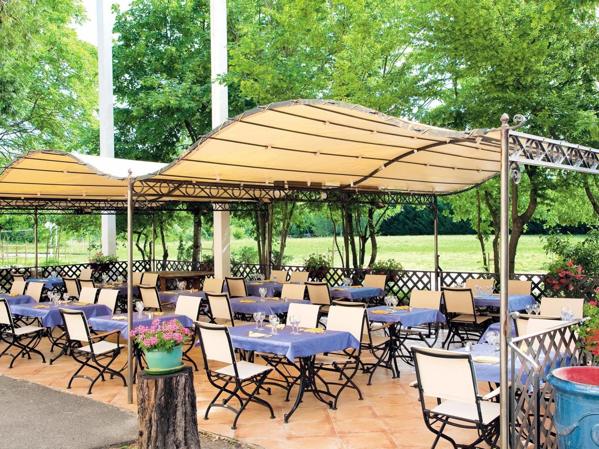 Logis Hotel Restaurant Les Cedres ジョワイユーズ エクステリア 写真